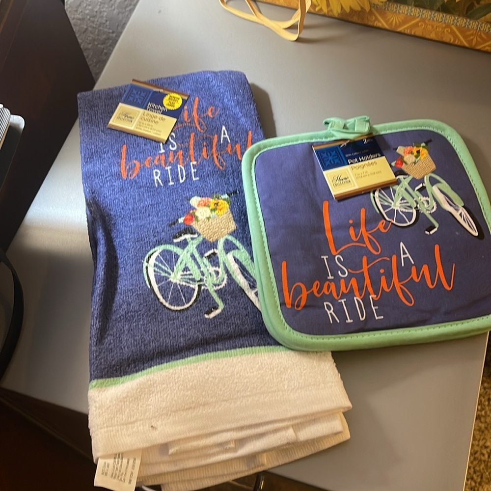 Home Collection 2 Kitchen Towels and 2 Pot Holders Set